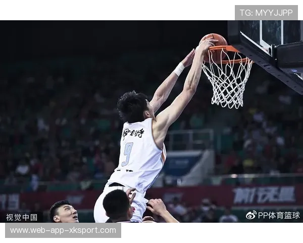 羽毛球踩线判罚引全场嘘声 羽毛球踩线判罚引全场嘘声