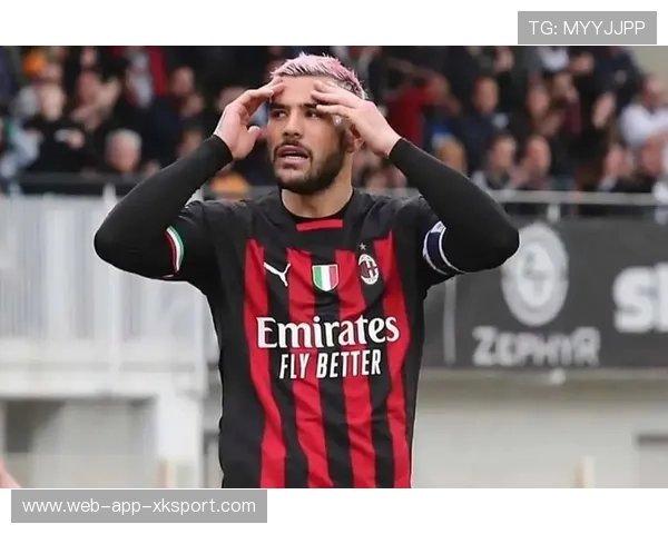 AC米兰前场推进顺畅,特奥传中稍稍偏离 AC米兰前场推进顺畅,特奥传中稍稍偏离