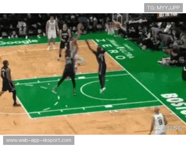 布朗抢断反击得分,绿军确保胜局